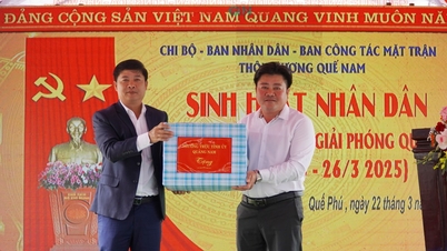 Provincial Party Secretary Luong Nguyen Minh Triet attended a political activity at Huong Que Nam residential area (Que Phu commune)