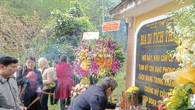 Leaders of Tam Ky and Phu Ninh pay tribute to the relic of the Revolutionary Base of the Tam Ky City Party Committee.