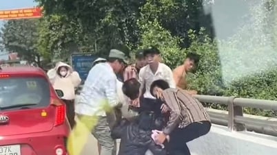 Трогательный клип матери, держащей на руках двух маленьких детей, которые собираются спрыгнуть с моста и покончить с собой