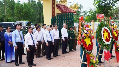 Standing Deputy Secretary of the Provincial Party Committee Nguyen Duc Dung offered incense to commemorate the martyrs of Battalion 76 Hai Da.