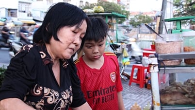 Unique food stall owned by a 60-year-old woman in Ho Chi Minh City, customers blush when ordering