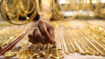 Giá vàng trong nước lình xình, bỏ xa giá thế giới