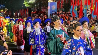 យុវជន​រាប់​ពាន់​នាក់​សម្តែង​សំលៀកបំពាក់​វៀត​ណាម​ក្នុង​ពិធីបុណ្យ «សក់​បៃតង និង​អៅដាយ»