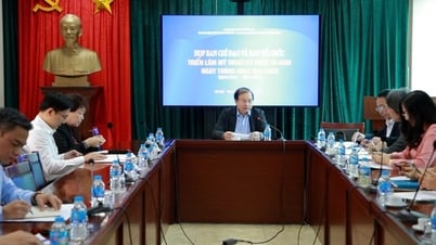 Selecting outstanding and representative works for the Fine Arts Exhibition celebrating the 50th anniversary of national reunification