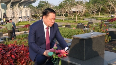 Trưởng Ban Tuyên giáo và Dân vận Trung ương dâng hương tưởng nhớ các Anh hùng Liệt sĩ