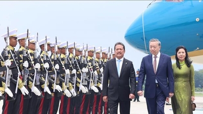 Seven-gun salute welcomes General Secretary To Lam and his wife to Jakarta, Indonesia