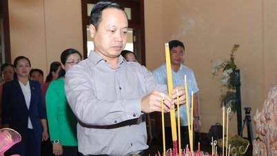 លេខាបក្សខេត្ត - លោក Tran Tien Dung អុជធូបជូនលោកនាយករដ្ឋមន្ត្រី Vo Van Kiet