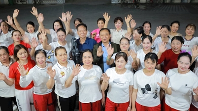ជនចាស់ជរា និងយុវជននៅ Dai Duc (Kim Thanh) ហាត់របាំប្រជាប្រិយជាមួយគ្នា។