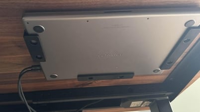 Kẹp MacBook dưới gầm bàn có thể gây hỏng máy