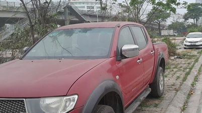 A series of cars in Hanoi had their windshield wipers stolen by thieves at night.