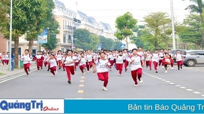 Hơn 700 vận động viên tham gia Giải chạy bộ “Running steps of youth”
