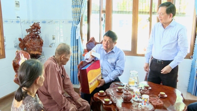 รองนายกรัฐมนตรีเหงียนชีดุงเยี่ยมครอบครัวผู้มีคุณธรรมในเขตวันเกิ่นห์