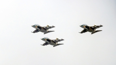 ホーチミン市の上空でヘリコプターと戦闘機の飛行隊が一緒に訓練する様子をご覧ください