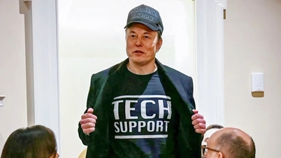 Elon Musk is the richest man in the world but only wears a $20 T-shirt to events