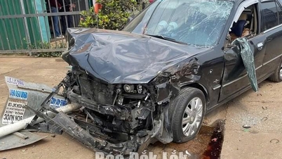 Car collides with tractor: 3 people injured