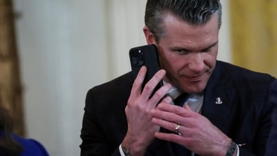 What confidential information did the US Secretary of Defense reveal in the chat group?