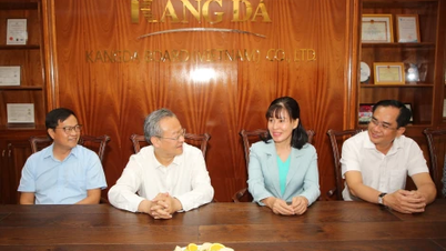 เยี่ยมชมและทำงานกับบริษัทจีนที่ลงทุนในเตยนิญ