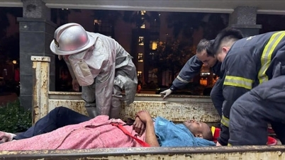 Rescue foreign man who let go of 5th floor railing to the ground