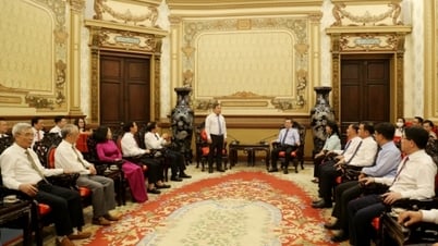 Делегация провинции Куангнинь возложила цветы в память о президенте Хо Ши Мине и поздравила партийный комитет, правительство и народ города Хошимин.