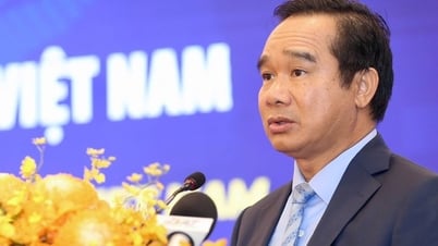 What do leaders of the Ministry of Finance and the Ho Chi Minh City People's Committee say about building a financial center in Ho Chi Minh City?