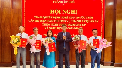 5 cán bộ thuộc diện Ban Thường vụ Thành ủy quản lý nhận quyết định nghỉ hưu trước tuổi
