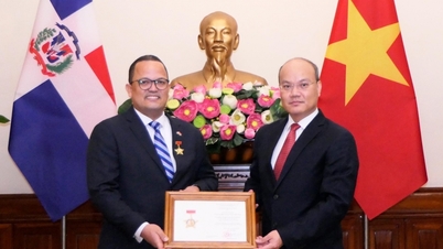 Bộ Ngoại giao trao Kỷ niệm chương ‘Vì sự nghiệp Ngoại giao Việt Nam’ cho Đại sứ Cộng hòa Dominica