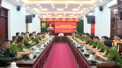 El Presidente del Comité Popular Provincial elogió al colectivo y a los individuos con logros sobresalientes en el rescate del niño que se encontraba retenido en el barrio de Phuong Mao, ciudad de Que Vo.