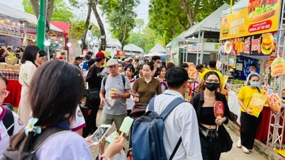 Vì sao người dân đông nghẹt ở lễ hội bánh mì?