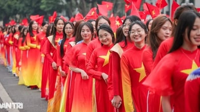 하노이에서 1,000명이 넘는 여성들이 아오자이를 입고 베트남 지도를 그리며 퍼레이드를 벌인다.