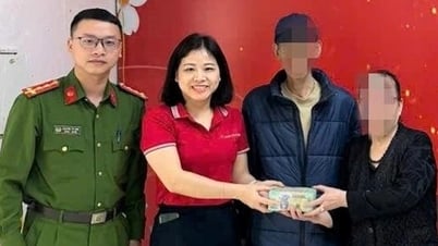 Old woman was tricked by a man impersonating a police officer into transferring 400 million VND
