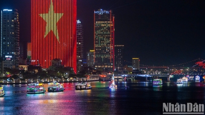 Xe hoa, thuyền hoa thi nhau khoe sắc, kỷ niệm 50 năm Ngày Giải phóng Đà Nẵng