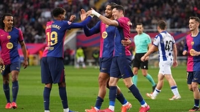Barcelona beat Sociedad to stay at the top of La Liga