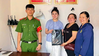ហាង Bakery ប្រគល់ប្រាក់ជាង 100 លានដុង ទៅអ្នកដែលបាត់បង់វា។