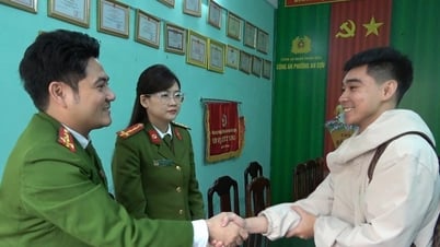 Account unexpectedly received more than 200 million VND, young man reported to police
