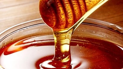 Why does sweet honey help reduce the risk of heart disease and diabetes?