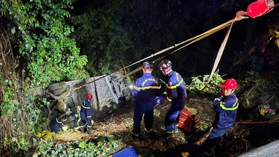 52-seat passenger bus overturned on Bao Loc pass, many people screamed for help