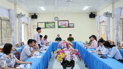 លេខាបក្សស្រុក Cao Lanh ធ្វើការលុបបំបាត់ផ្ទះបណ្ដោះអាសន្ន និងរុះរើ