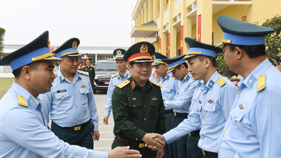 Thượng tướng Lê Huy Vịnh kiểm tra tại Trung đoàn 285, Sư đoàn 363, Quân chủng Phòng không-Không quân