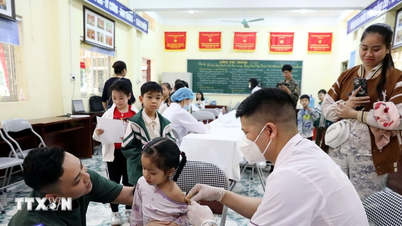 Lạng Sơn, Quảng Ninh đẩy mạnh tiêm phủ vaccine để phòng dịch sởi lan rộng
