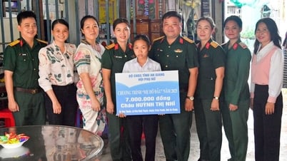 Trao kinh phí “Mẹ đỡ đầu” của lực lượng vũ trang