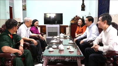 Trưởng Ban Nội chính Trung ương Phan Đình Trạc thăm, tặng quà nhân chứng lịch sử, gia đình chính sách tại Phú Yên
