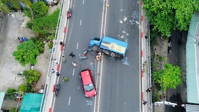 Un camion renversé sur un pont en Y