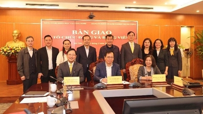 คณะกรรมการพรรคการเมืองของกระทรวงวิทยาศาสตร์และเทคโนโลยีได้รับการส่งมอบการจัดตั้งพรรคการเมืองและสมาชิกพรรคของ VNPost จากคณะกรรมการพรรคการเมืองของกลุ่มวิสาหกิจกลาง