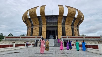King Hung Temple in Can Tho opens until 9pm on the occasion of the death anniversary of the Hung Kings.