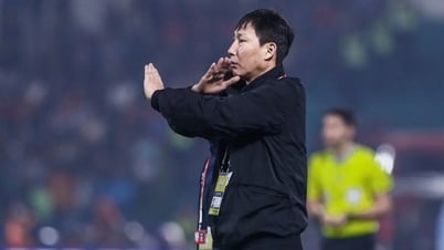 Báo Hàn Quốc chỉ ra khác biệt lớn giữa HLV Kim Sang Sik và Troussier