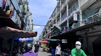 How will the Ho Chi Minh City Department of Construction renovate more than 500 old apartment buildings in 10 years?