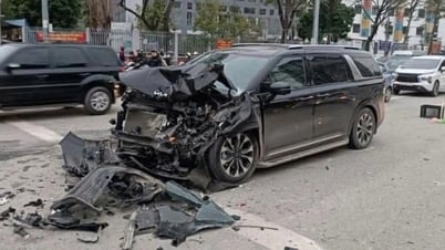 រថយន្ត​ Kia Carnival ខាង​មុខ​ត្រូវ​ក្រឡាប់​ក្រោយ​បុក​ជាមួយ​រថយន្ត​រង់ចាំ​ភ្លើង​ក្រហម