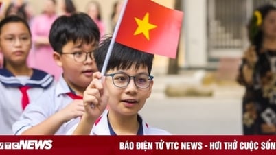 Nhiều phụ huynh lo 'học phí được miễn nhưng phụ phí tăng 3