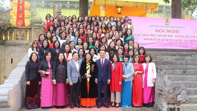 គោរព​តម្លៃ​នារី​សម័យ​ថ្មី "​ពូកែ​ខាង​កិច្ចការ​សាធារណៈ ពូកែ​ការងារ​ផ្ទះ​"