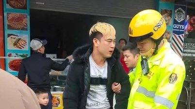 Thanh niên tóc vàng chặn ô tô, dùng cây sắt hành hung tài xế giữa phố